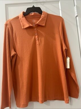 Women’s n e w soft top.